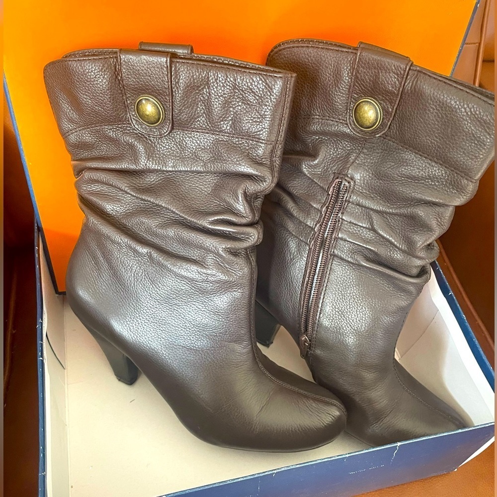 Arturo Chiang ankle boots with heel.